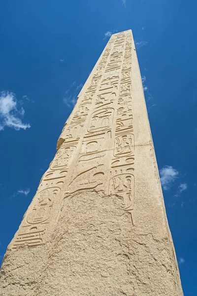 Velký Vysoký Starověký Egyptský Obelisk Chrámu Karnaku Luxoru Hieroglyfickými Řezbami — Stock fotografie