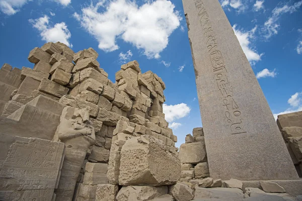 Duży Wysoki Starożytny Egipski Obelisk Świątyni Karnak Luksorze Hieroglificznymi Rzeźbami — Zdjęcie stockowe