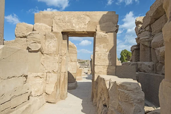 Torbogentür Und Große Steinmauer Mit Hieroglyphen Schnitzereien Tempel Des Karnak — Stockfoto