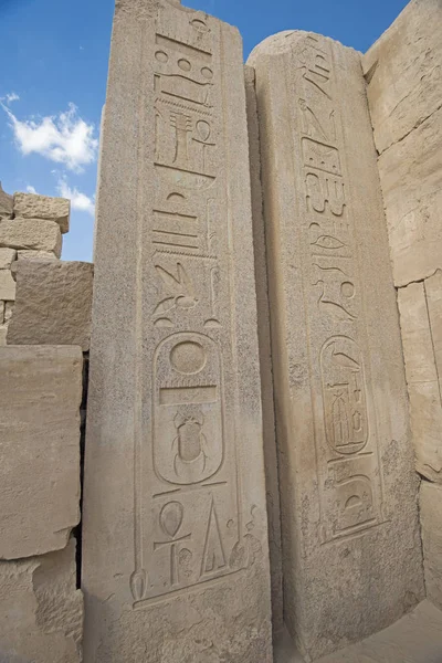 Esculturas Hieroglípicas Colunas Parede Antigo Templo Egípcio Karnak Luxor — Fotografia de Stock