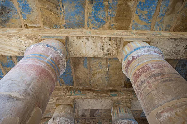 Colunas Com Esculturas Hieroglíficas Pinturas Hypostyle Hall Antigo Templo Karnak — Fotografia de Stock