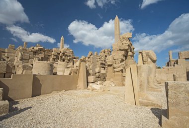 Outodoor avlusu ve Luxor Mısır Dikilitaş ve mavi gökyüzü arka plan ile avluda Karnak Tapınağı, büyük taş duvar