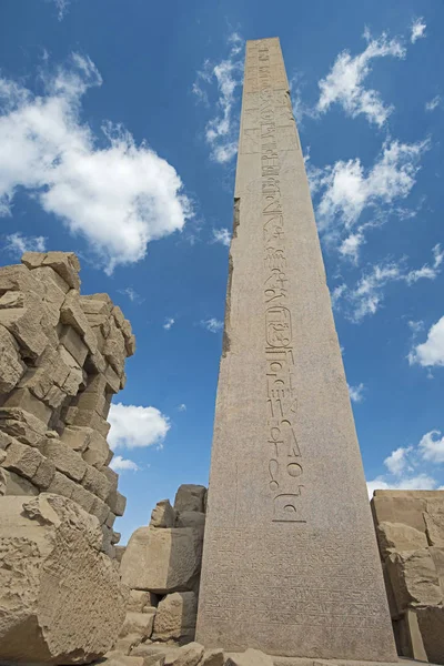 Nagy Magas Ősi Egyiptomi Obeliszk Luxori Karnak Templomnál Hieroglifikus Faragványokkal — Stock Fotó