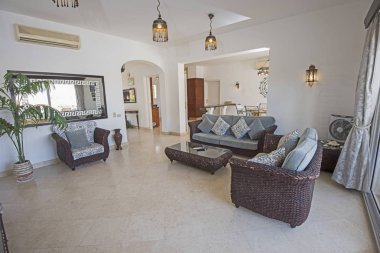 Oturma odası salonunda lüks tatil villa göstermek ev gösteren iç tasarım dekor dekorasyon ve açık plan tasarım