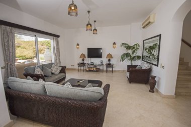 Oturma odası salonunda lüks tatil villa göstermek ev gösteren iç tasarım dekor dekorasyon ve açık plan tasarım