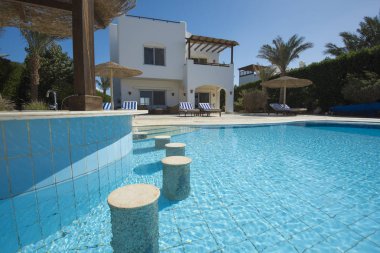 Lüks villa gösterisinde eve tropikal yaz tatili resort havuz ve güneş sandalyeler