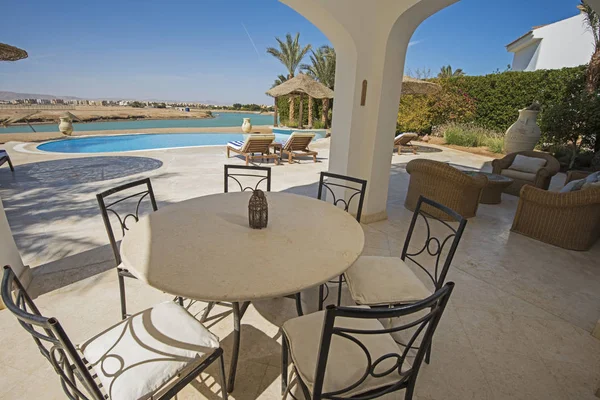 Luxusvilla Show Home Tropischer Ferienanlage Mit Pool Und Stühlen — Stockfoto