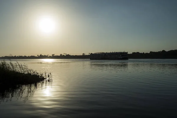 大型豪华传统埃及河游船在尼罗河上航行与日落的背景 — 图库照片