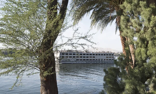 Большая Роскошная Традиционная Египетская Речная Круизная Лодка Плавающая Нилу Обрамленная — стоковое фото