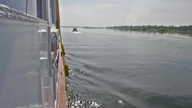 Görünümü arasında büyük geniş Nehir Nil Nehir yoluyla kırsal kırsal manzara için Mısır'dan lüks yelkenli tekne gezisi