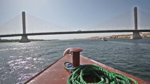 Einem Klaren Tag Ägypten Auf Eine Große Schrägseilbrücke Zusteuern Die — Stockvideo