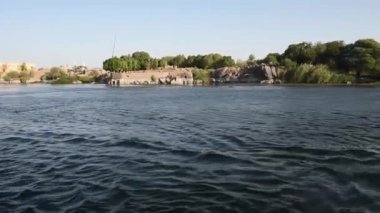 Büyük geniş Nehir Nil Aswan Mısır kayalık katarakt Adaları ve dağ arka plan ile kırsal kırsal manzara ile aşağı yelken