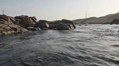 Büyük geniş Nehir Nil Aswan Mısır kayalık katarakt Adaları ve dağ arka plan ile kırsal kırsal manzara ile aşağı yelken