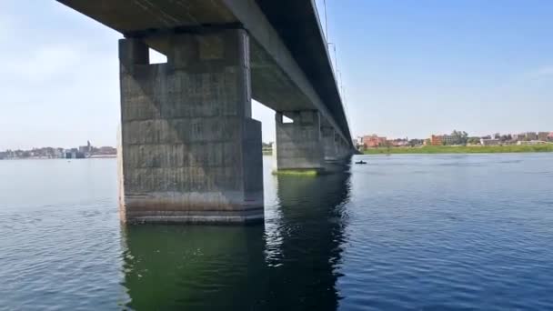 Grote Betonnen Verkeersbrug Verspreid Grote Brede Rivier Van Nijl Egypte — Stockvideo