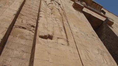 Edfu 'daki Horus 'un Antik Mısır tapınağında hiyerogkarbonik oymalar ve sütunlar
