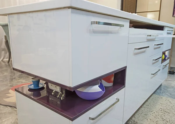 Сучасний кухонний лічильник острів в розкішній квартирі — стокове фото