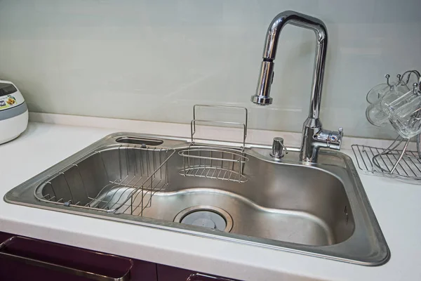 Современная кухонная раковина в роскошной квартире — стоковое фото