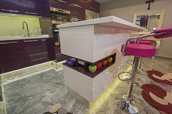 Moderne Kücheninsel in einer Luxuswohnung — Stockfoto
