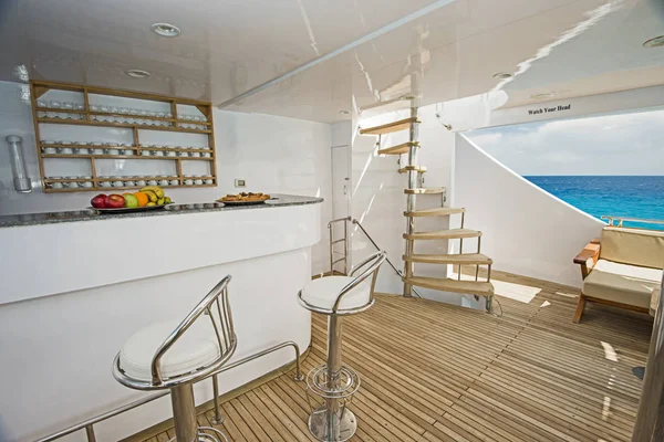 Espace bar avec tabourets sur le pont d'un yacht à moteur de luxe — Photo