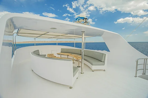 Table et chaises sur la terrasse d'un yacht à moteur de luxe — Photo