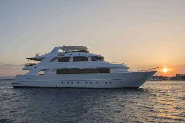 Luxe privé motorjachten op tropcial zee bij zonsondergang — Stockfoto