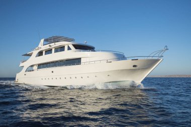 Tropcial denizde yelken lüks motor yat