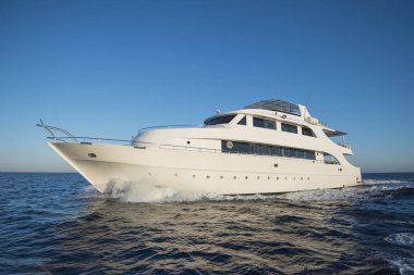 Tropcial denizde yelken lüks motor yat