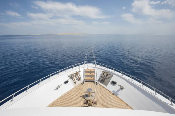 Vue sur la proue sur un grand yacht à moteur de luxe — Photo