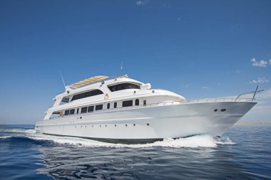 Tropcial denizde yelken lüks motor yat
