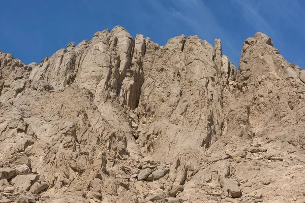 Pico de montanha rochosa em um ambiente deserto — Fotografia de Stock