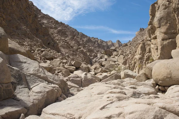 Rocky mountain slope in a remote arid desert — Stock Photo, Image