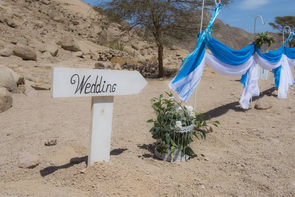 Señal de boda en un remoto desierto árido —  Fotos de Stock