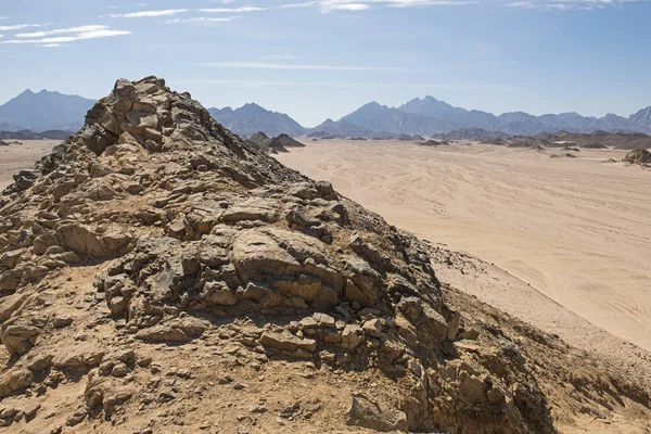 Zboczu góry granitu w zdalnego pustynnego — Zdjęcie stockowe