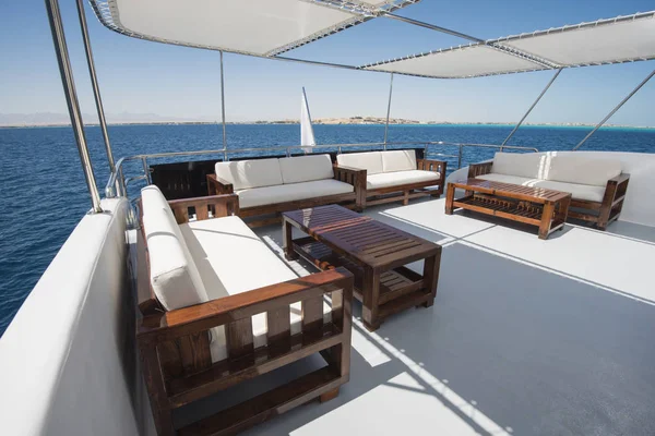 Tavolo e sedie sul ponte di un yacht a motore di lusso — Foto Stock