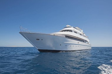 Tropcial denizde yelken lüks motor yat