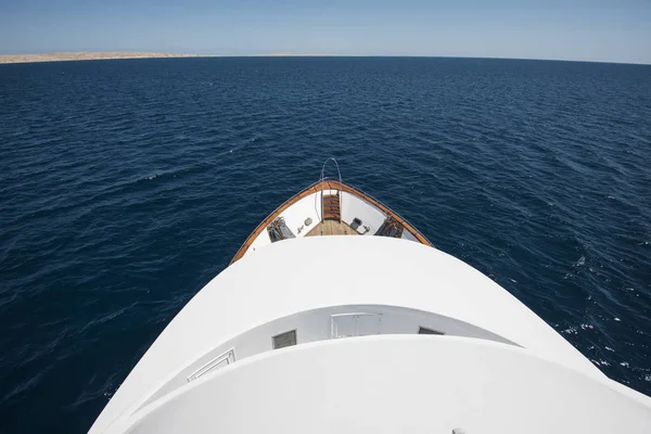 Uitzicht over de boog over een grote luxe motorjachten — Stockfoto