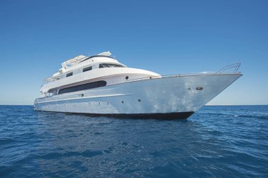 Tropcial denizde yelken lüks motor yat