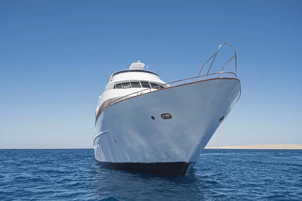 豪華なモーター ヨット tropcial 海をセーリング — ストック写真