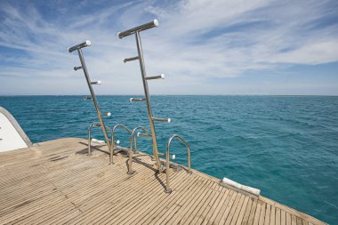 Motor yat arkasında merdivenler