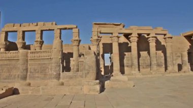 Hieroglypic oymalar ve Antik Mısır Tapınağı, Isis Elefantin Island Aswan adlı sütunlar