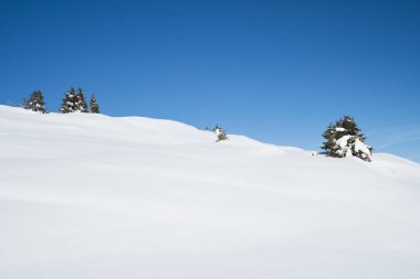 Alp dağ silsilesi vadide panoramik aşağı kar kaplı