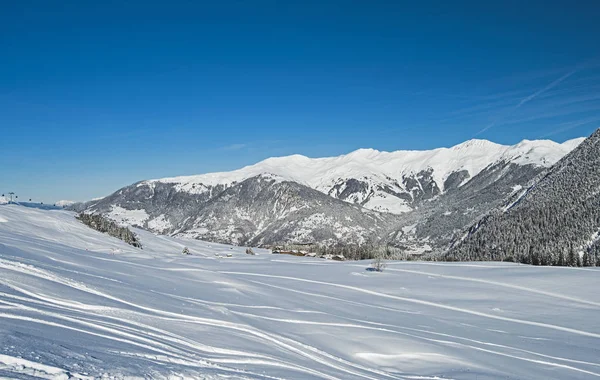 Pista de neve em pó na estância de esqui alpina — Fotografia de Stock