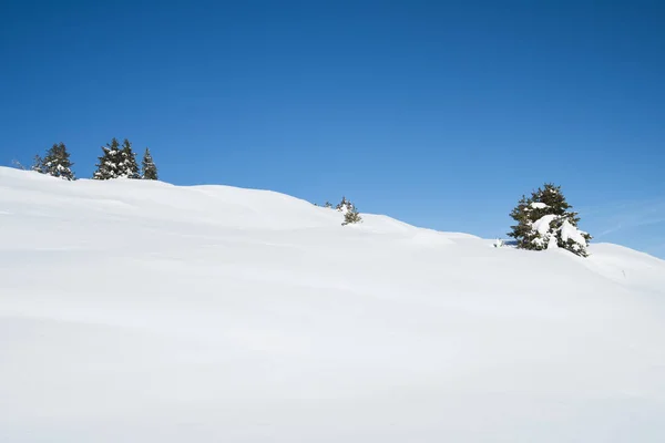 Vue panoramique sur la vallée enneigée dans la chaîne de montagnes alpines — Photo