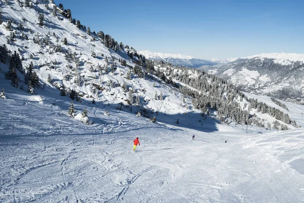 Esquiadores en pista en estación de esquí alpino —  Fotos de Stock