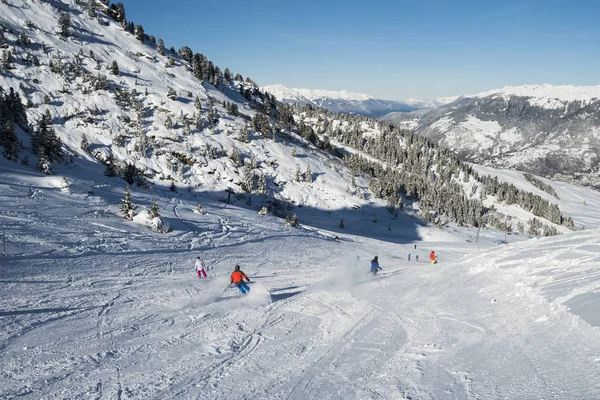 Esquiadores en pista en estación de esquí alpino —  Fotos de Stock