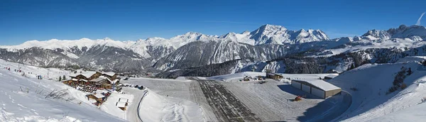 Aeroporto de Altiport em uma cordilheira alpina coberta de neve — Fotografia de Stock