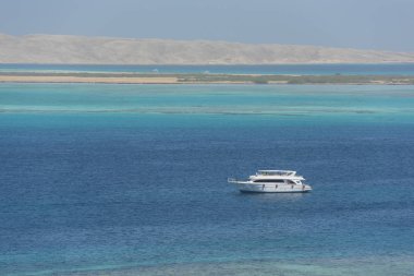Tropikal deniz manzaralı panoramik manzaralı tekne