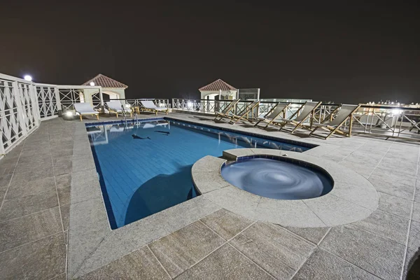 晚上屋顶露台上的游泳池 — 图库照片