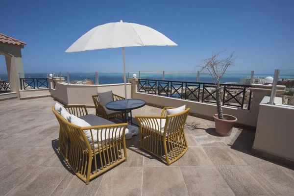 Área de terraço com vista para o mar tropical — Fotografia de Stock