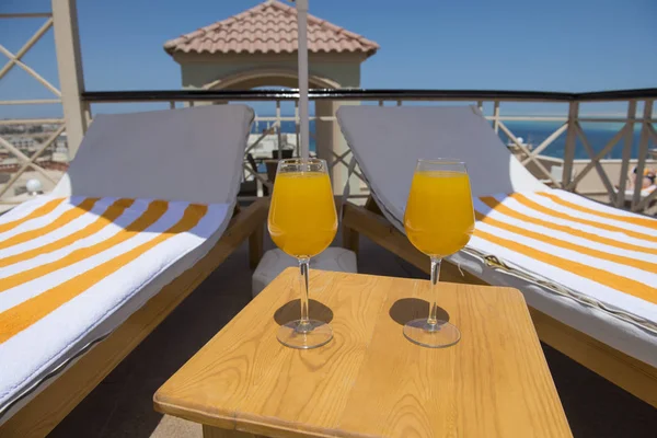 Duas bebidas de frutas com espreguiçadeiras no terraço de verão — Fotografia de Stock